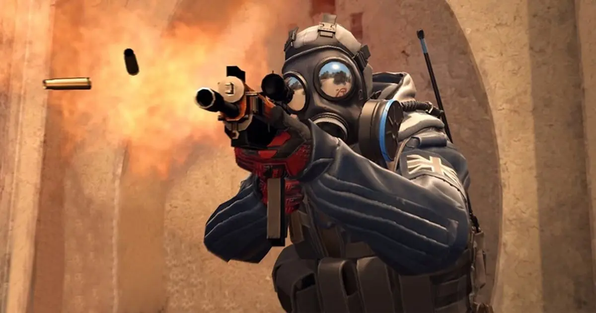 Солдат стреляет из оружия в бою